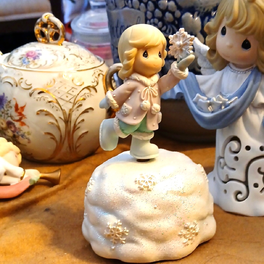 Charming Animated Musical Figurine with Snowflake, PRECIOUS MOMENT